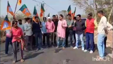 সীমলাপাল: নিম্নমানের রাস্তার অভিযোগে জুনকুরিয়া মোড়ে পথ অবরোধ, পুলিশের আশ্বাসে তুলল বিজেপি