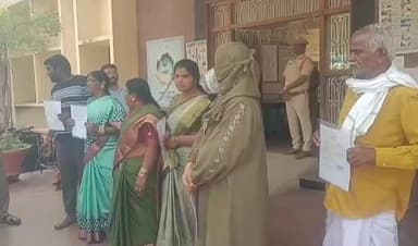 మెదక్: మెదక్ :మున్సిపల్ కార్యాలయానికి చేరుకున్న కాంగ్రెస్ కౌన్సిలర్