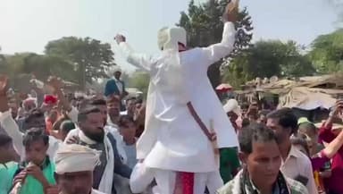 ગરૂડેશ્વર: ડેડીયાપાડા ના ધારાસભ્ય ચૈતર વસાવાએ કેવડિયા ખાતે સમુહ લગ્નમાં વરરાજા ને ખબર પર બેસાડીને નચાવ્યો.