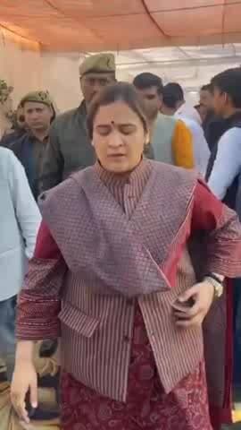 नरवल: महिला आयोग की उपाध्यक्ष अपर्णा यादव सनिगवां पहुंचीं, लेकिन मीडिया से नहीं की बात