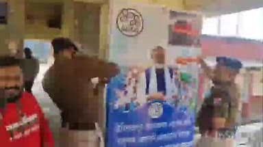 হরিশ্চন্দ্রপুর ২: ট্রেনের স্টপেজ উদ্বোধন কে কেন্দ্র করে লাগানো প্রতিমন্ত্রীর পোস্টার ব্যানার খুলে ফেলল রেল পুলিশ