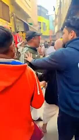 #यूपी | वृंदावन में राधा बल्लभ मंदिर के बाहर सेवायत (पुजारी) मनोज गोस्वामी ने डंडा मारकर रिटायर आर्मी कैप्टन कुशेंद्र यादव का सिर