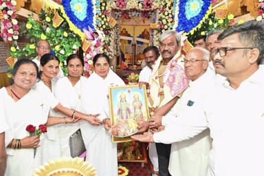 ಹೊಳಲ್ಕೆರೆ: ಪಟ್ಟಣದಲ್ಲಿ 90ನೇ ತ್ರಿಮೂರ್ತಿ ಮಹಾಶಿವರಾತ್ರಿ ಮಹೋತ್ಸವ ಸಹಸ್ರಲಿಂಗ ಹಾಗೂ ದ್ವಾದಶ ಜ್ಯೋರ್ತಿಲಿಂಗ ದರ್ಶನದ ಮೆರವಣಿಗೆ