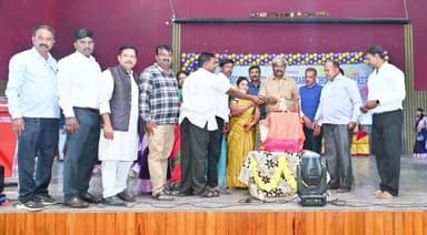 ಹೊಳಲ್ಕೆರೆ: ಪಟ್ಟಣದ ಸಂವಿಧಾನ ಸೌಧದಲ್ಲಿ ಎಂ.ಎಂ. ಸರ್ಕಾರಿ ಪ್ರೌಢಶಾಲೆ ಮತ್ತು ಎನ್.ಇ.ಎಸ್ ಸರ್ಕಾರಿ ಹಿರಿಯ ಪ್ರಾಥಮಿಕ ಶಾಲಾ ವಾರ್ಷಿಕೋತ್ಸವ