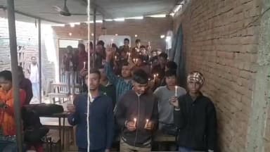 संझौली: संजौली में पुलवामा हमले को लेकर ब्लैक डे के रूप में 101 ममबत्तियां जलाकर शहीदों को श्रद्धांजलि दी गई