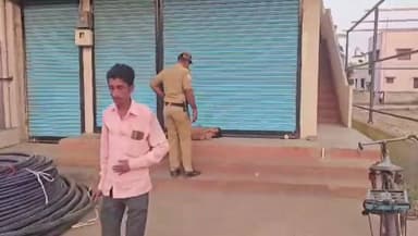 ಜಮಖಂಡಿ: ನಗರದ ಅಂಗಡಿಯೊಂದರ ಮುಂಭಾಗ ವ್ಯಕ್ತಿಯ ಶವ ಪತ್ತೆ, ಸ್ಥಳಕ್ಕೆ ಪೊಲೀಸರ ಭೇಟಿ ಪರಿಶೀಲನೆ