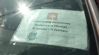 சங்கராபுரம்: சங்கராபுரத்திற்கு உலக சாதனைக்காக சைக்கிளில் வந்த சுவிர்சலாந்து நாட்டவர்களை வியப்புடன் பார்த்த பொதுமக்கள்