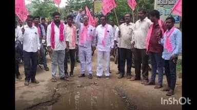 జూలూరుపాడు: చర్ల బస్టాండ్ సెంటర్లో ఏర్పడిన గుంతలను మరమ్మత్తులు చేపట్టాలని BRS నాయకులు రోడ్డుపై బైఠాయించి ధర్నా నిర్వహించారు