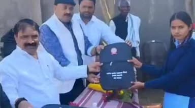 नौगढ़: लालतापुर के चिराग केन्द्र पर निःशुल्क बैग वितरण, बच्चों के चेहरों पर लौटी मुस्कान