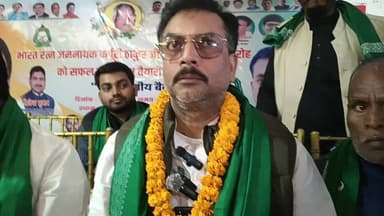 पटना के बापू सभागार में कपूरी ठाकुर की पुण्यतिथि को सफल बनाने को लेकर बदरा के साकेत होटल में राजद की बैठक में रामबाबू सि...