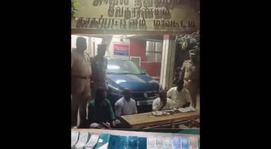 வேதாரண்யம்: வேதாரணியம் ஸ்வஸ்திக் தியேட்டர் அருகே அரசால் தடை செய்யப்பட்ட லாட்டரி சீட்டு விற்பனையில் ஈடுபட்டவர்கள் கைது மூன்று லட்சத்தி 6200 ரூபாய் பணம் பறிமுதல்