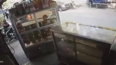 रोहिणी: मंगोलपुरी में हादसा, स्कूटी का संतुलन बिगड़ने से महिला बच्चे समेत दुकान में घुसी, CCTV में कैद