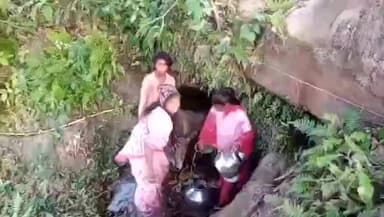 तामिया: हर्राकछार में नाले से पानी भरती महिलाओं का वीडियो वायरल, शुद्ध पेयजल के वादे झूठे