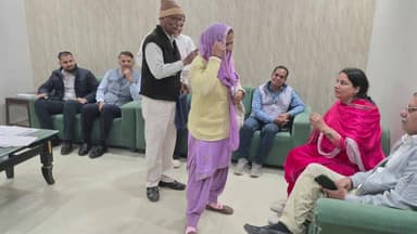 नजफगढ़: भाजपा विधायक नीलम पहलवान ने अपने कार्यालय में लोगों से मुलाकात की