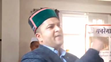 करसोग: पूर्व जिला परिषद सदस्य किशोरी लाल ने करसोग क्षेत्र में शनिवार को कड़े तेवर दिखाते हुए केंद्र की नीतियों का विरोध करने की बात कही