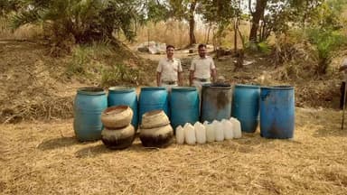 ଅମ୍ବାଭୋନା: ଦ୍ୱାରି ଓ ରମ୍ପଲା ନିକଟସ୍ଥ ଜଙ୍ଗଲ ରୁ ବିପୁଳ ପରିମାଣରେ ମହୁଲପୋଚ ଓ ରନ୍ଧା ମଦ ଜବତ କଲା ଭଟଲି ଅବକାରୀ ବିଭାଗ