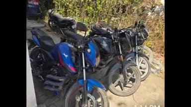 ठाकुरगंगटी: ठाकुर गंगटी प्रखंड के परासी चौक से चोरी हुई बाइक सहित चार बाइक की पुलिस ने शनिवार को दी जानकारी