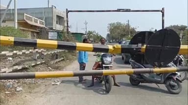 కొడిమ్యాల: పూడూరు గ్రామ శివారులో ఉన్న రైల్వే గేట్ ను టాటాఎసి వాహనం ఢీ కొట్టింది.