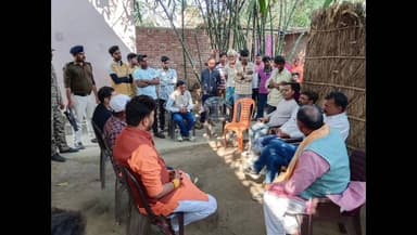 दरौली: दरौली विधायक विष्णु देव पासवान ने करेजी गांव में मृतक के परिजनों से मुलाकात की