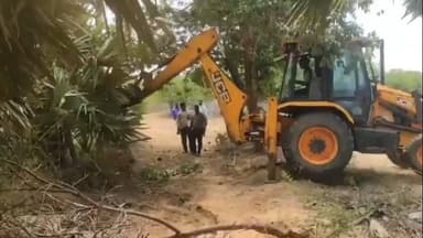 சாத்தான்குளம்: பள்ளக்குறிச்சியில் நீர்நிலை ஆக்கிரமிப்புகளை அகற்றிய அதிகாரிகள் பலத்த போலீஸ் பாதுகாப்பு