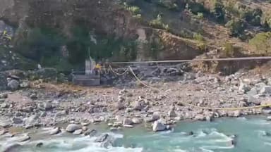 मुनस्यारी: पिथौरागढ़ में ट्राली से नदी पार करने को मजबूर ग्रामीण, 12 साल में नहीं बन पाया पक्का पुल