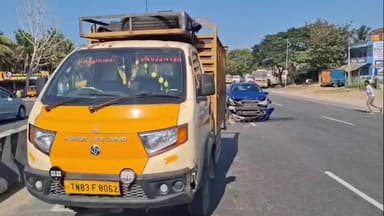 ஆம்பூர்: மாராப்பட்டு பகுதியில் முன்னாள் சென்ற சரக்கு வாகனத்தின் மீது கார்மோதி விபத்து