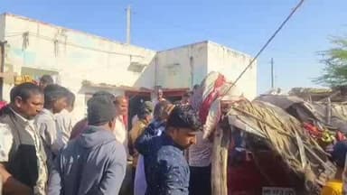 बाप: चेराई में तेज रफ्तार कार घर में घुसी, दो बकरियां आईं चपेट में, लोग बाल-बाल बचे, छपरा बिखरा