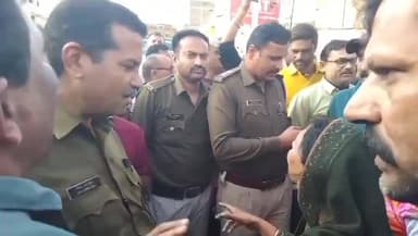 #सागर के #गढ़ाकोटा
#गढ़ाकोटा थाने की #पुलिस के खिलाफ #जैन #समाज के लोगों द्वारा किया चक्का जाम किया जा रहा है जानकारी ...