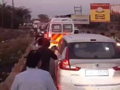 ભાવનગર: અધેવાડા ગામ પાસે ટ્રાફિક જામ સર્જાતા વાહનોની લાંબી કતારો જોવા મળી