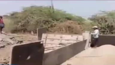 पैठण: पैठण शहागड रोडवर वडवाळी जवळ खोल खड्ड्यात पडून उसाचा ट्रक पल्टी