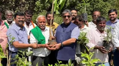 ಸಂಡೂರು: ಪಟ್ಟಣದಲ್ಲಿ ಸಸಿಗಳು ಮತ್ತು ಕೃಷಿ ಉಪಕರಣಗಳ ವಿತರಣಾ ಕಾರ್ಯಕ್ರಮ