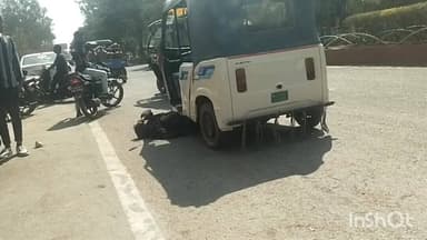 लुण्ड्रा: अंबिकापुर के गांधी चौक के पास मानसिक रूप से विक्षिप्त महिला ऑटो के नीचे लेटकर घंटों तमाशा करती रही