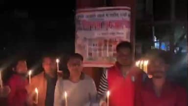 केरसई: केरसई चौक में युवाओं ने पुलवामा आतंकी हमले के शहीद जवानों को कैंडल जलाकर श्रद्धांजलि दी