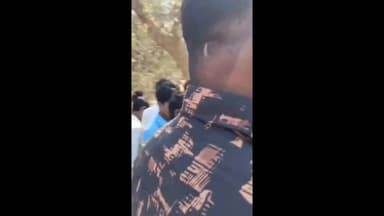 डुमरिया: डुमरिया में बच्चा चोरी की अफवाह पर हंगामा, शहद बेचने आए लोगों को ग्रामीणों ने रोका