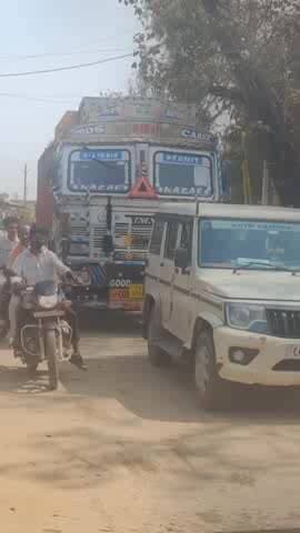 घरघोड़ा: प्रतिबंध के बाद भी शहर में दौड़ रहे ट्रक-डंपर, क्या घरघोड़ा में प्रशासन किसी बड़े हादसे का इंतज़ार कर रहा है?