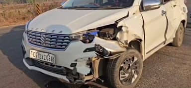 फरसाबहार: सिंगीबहार पुल के पास श्रद्धालुओं की कार रेडियम पोल से टकराई, सभी 6 यात्री सुरक्षित