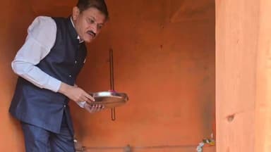 मोहाडी: डोंगरगावच्या शिवकालेश्वर मंदिरात माजी आमदार चरण वाघमारे यांनी घेतले महादेवाचे दर्शन