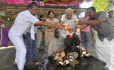 ಹಳಿಯಾಳ: ಪುರಾತನ ಪ್ರಸಿದ್ಧ ಶ್ರೀ ಮಲ್ಲಿಕಾರ್ಜುನ ದೇವಸ್ಥಾನಕ್ಕೆ ಶಾಸಕ ಆರ್.ವಿ.ದೇಶಪಾಂಡೆ ಭೇಟಿ, ವಿಶೇಷ ಪೂಜೆ ಸಲ್ಲಿಕೆ