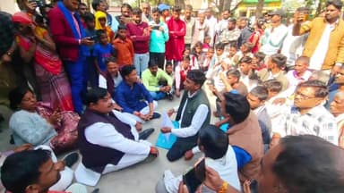 महमूदाबाद: मुंडन संस्कार में नौटंकी के दौरान पुलिस पर मारपीट का आरोप, सेवता विधायक रामपुर मथुरा थाने में धरने पर बैठे