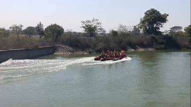 ग्राम पंचायत बावड़ीपुरा में कल शाम के टाइम एक महिला अचानक नहर में कुद गई है अभी तक महिला का सब नहीं मिला हे एटीयू टीम