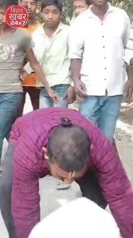 सहरसा के सिहौल में स्कूल के पास मिला कोबराः सांप दिखने से मचा हड़कंप, सपेरे ने सुरक्षित पकड़ा