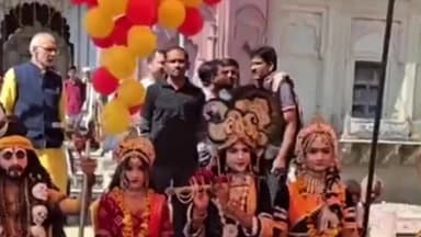 मौदहा: खंडेह में निकली शिव बारात का श्रद्धालुओं ने जगह-जगह किया स्वागत