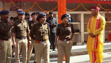 डुंडा: महा शिवरात्रि के अवसर पर एसपी कमलेश उपाध्याय ने काशी विश्वनाथ मंदिर पहुंचकर व्यवस्थाओं का लिया जायजा