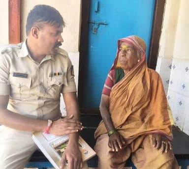 ನವಲಗುಂದ: ಚನ್ನಪಟ್ಟಣ: ಪಟ್ಟಣದಲ್ಲಿ ಒಂಟಿಯಾಗಿ ವಾಸಿಸುವ ಹಿರಿಯ ನಾಗರಿಕರು ಹಾಗೂ ಹಿರಿಯ ನಾಗರಿಕ ದಂಪತಿಗಳ ಮನೆಗಳಿಗೆ ಪೊಲೀಸರು ಭೇಟಿ ನೀಡಿ ಯೋಗಕ್ಷೇಮ ವಿಚಾರಿಸಿದರು