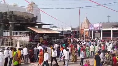 औंढा नागनाथ: महाशिवरात्रीनिमित्त भाविकांची श्री नागनाथाच्या दर्शनासाठी मोठी गर्दी