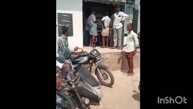 మానకొండూరు: వేగురుపల్లి ప్రాధమిక వ్యవసాయ సహకార సంఘం ఎదుట యూరియా కోసం ఆందోళన