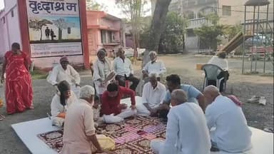 हंडिया: शिवरात्रि पर वृद्ध जनों ने खेली चौपड़, लगाए शिव-पार्वती के जयकारे