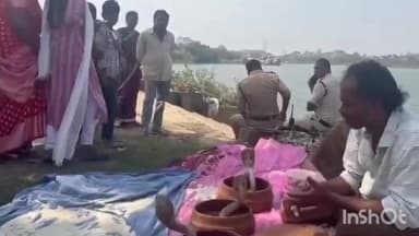 టెక్కలి: మహాశివరాత్రి సందర్భంగా ఎండల మల్లికార్జున స్వామి ఆలయ సమీపంలో పొట్టకూటి కోసం విషసర్పాలతో ప్రదర్శన చేసిన ఓ వ్యక్తి