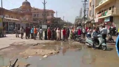 सीवरेज की समस्या को लेकर मेडती गेट से उदयमंदिर पावटा जाने वाली रोड़ को क्षेत्रवासियों ने किया रास्ता जाम।
#rajasthan #jod...