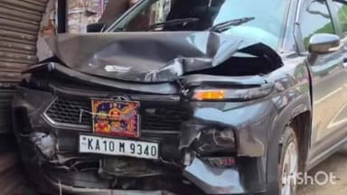 കാഞ്ഞിരപ്പള്ളി: മുണ്ടക്കയം മുപ്പത്തിയഞ്ചാം മൈലിൽ കാർ കടലിലേക്ക് ഇടിച്ചുകയറി അപകടം